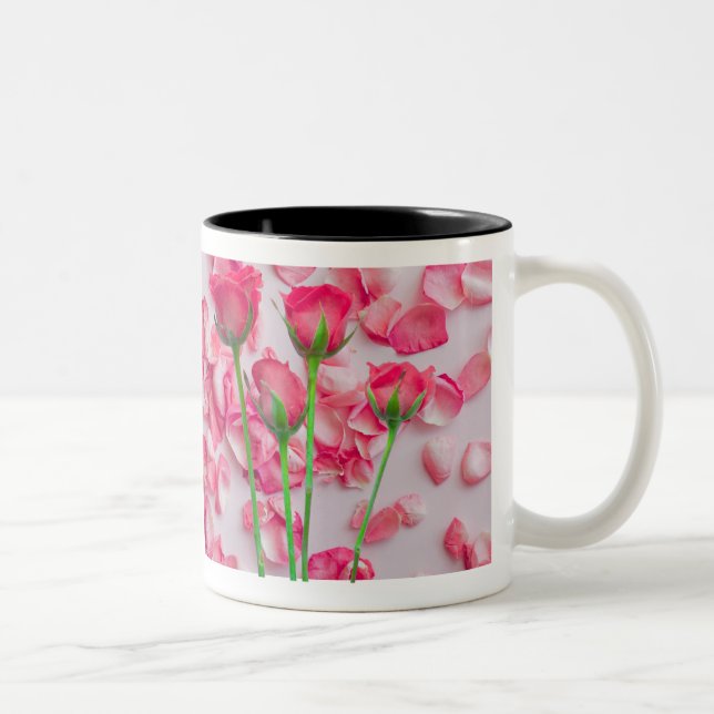 Conception de mug floral à pétales de rose rose él (Droit)