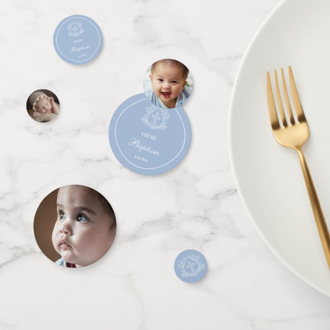 Confettis Croix florale simple sur table Baptême bleu clair (Groupe)