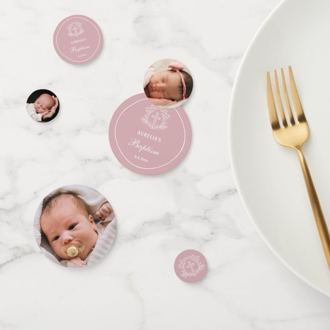 Confettis Croix florale simple sur table de baptême rose (Groupe)