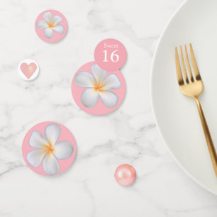 Confettis Douce 16 et fleurs de plumeria sur rose clair