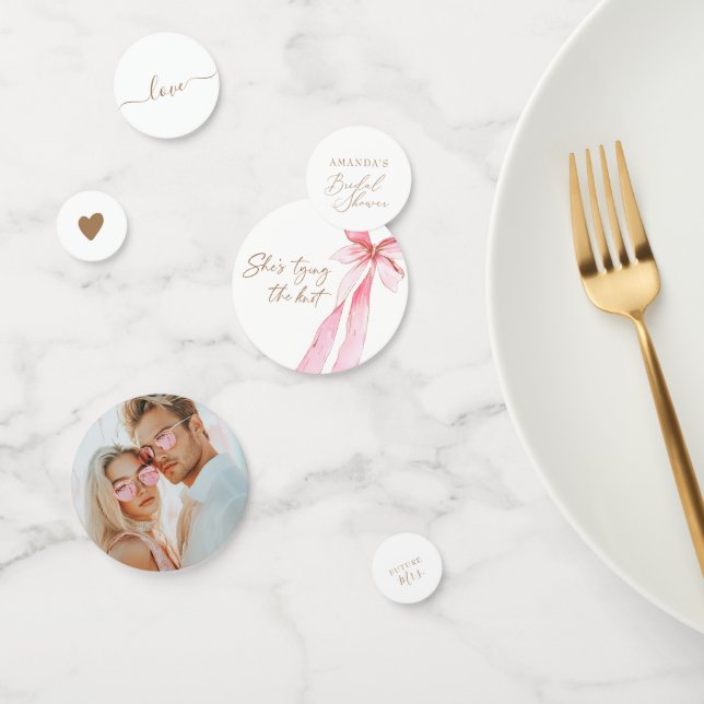 Confettis Elle Attache Le Nœud Salon De Mariée (Groupe)