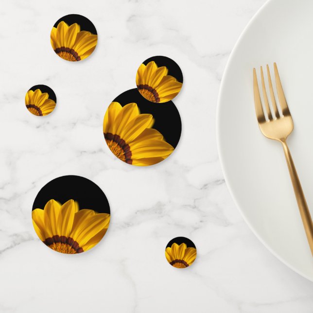 Confettis Fleur jaune sur arrière - plan noir (Groupe)