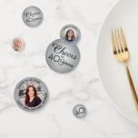 Confettis N'IMPORTE QUEL anniversaire Chevaucher noir et gri<br><div class="desc">Ajoutez une touche personnalisée aux décorations de fête d'anniversaire avec photo personnalisée gris argenté et confettis de table noire. Ce modèle est mis en place pour une célébration du 40e anniversaire "Cheers to 40 Years", mais il est simple à customiser pour n'importe quel nombre d'années. Le design est composé d'un...</div>