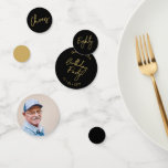 Confettis Quatre-vingts | Or & Noir Moderne 80e Fête d'anniv<br><div class="desc">Ajoutez des détails à votre jour spécial avec ce confetti de table photo d'anniversaire 80 ans stylé. Ce design présente un élégant « Quatre-vingts »,  « Tchin »,  « Anniversaire » en noir et or. Plus de designs et de fournitures de fête sont disponibles dans ma boutique BaraBomDesign.</div>