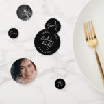 Confettis Soixante-Dix | Black & White Modern 70th Birthday<br><div class="desc">Ajoutez des détails à votre journée spéciale avec cet élégant confetti de table photo de 70e anniversaire. Ce design présente un script de brosse chic "Soixante-dix",  "Cheers",  "Anniversaire" en noir et blanc combiné. D'autres conceptions et fournitures de fête sont disponibles à ma boutique BaraBomDesign.</div>