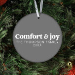 Confort et joie Noël minimaliste moderne<br><div class="desc">Voici notre "Confort & Joy Photo and Name Modern Christmas Grey Ornament", un cadeau de vacances élégant et personnalisé qui est parfait pour les amis, la famille, les collègues et vos animaux de compagnie bien-aimés. Cet ornement finement travaillé présente un design moderne, orné du message chaleureux "Confort & Joie". Ce...</div>