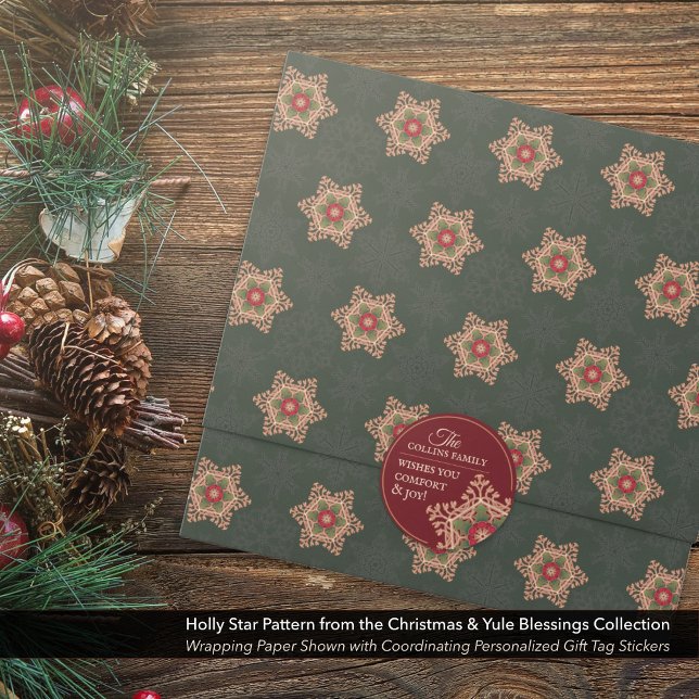 Confort & Joie Holly Star Stickers rouges personna (Comfort & Joy Holly Star Personalized Stickers Shown with Coordinating Wrapping Paper.)
