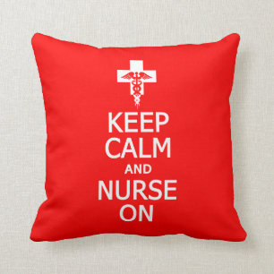 Conserver le calme et l'infirmière sur coussin per