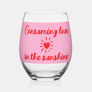 Consommer l'amour dans le verre de vin au soleil