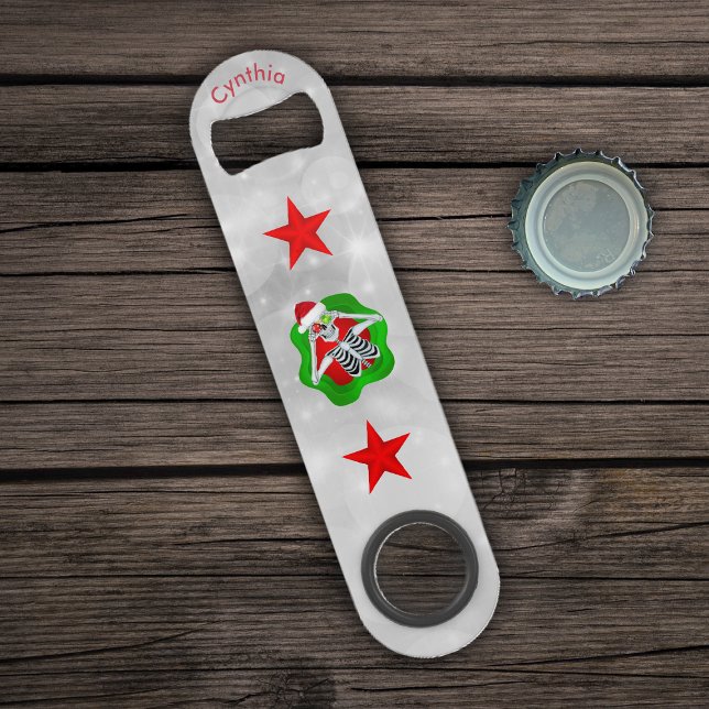 Cool Noël Squelette Red Stars Ornements Cercle (Christmas skeleton in 3d splatter shape red stars on white circles bartender bottle opener.)