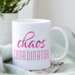 Coordinateur Chaos Script rose Café Mug<br><div class="desc">Coordinateur Chaos Pink Script Coffee Mug est un design simple de "coordinateur chaos" dans un texte typographique rose amusant. Parfait pour cette maman occupée,  papa,  coach,  enseignant,  chef d'équipe sportive ou chef de travail. Conçu par ©Evco Studio www.zazzle.com/store/evcostudio</div>