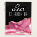 Coordinateur du Chaos Girl Pink Gold Marble Nom<br><div class="desc">Un design moderne présente le texte "chaos coordinateur" en typographie blanche sur un arrière - plan noir avec un marbre rose, violet et or avec votre nom personnalisé. Parfait pour cette maman occupée, enseignant, chef d'équipe sportive ou patron de travail. #boss #bureau #travail #coordinateur #sport #petite-patronne #personalizedcadeaux #cadeaux #cadeaux #papeterie...</div>