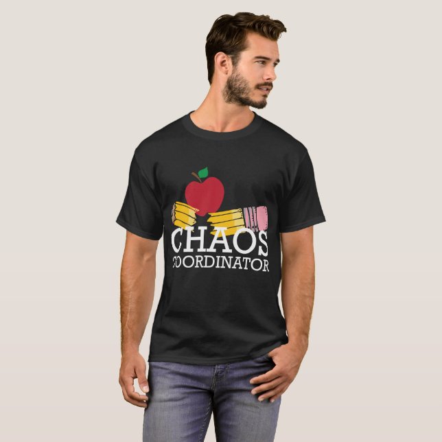 Coordonnateur de chaos drôle de nouveau au T-shirt (Devant entier)