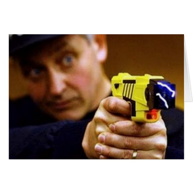 Cop Avec Un Canon Taser (Devant Horizontal)