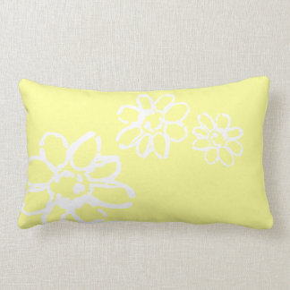 Copies de fleur sur le coussin lombaire jaune