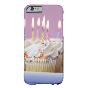 Coque Barely There iPhone 6 Plateau des petits gâteaux d'anniversaire avec des
