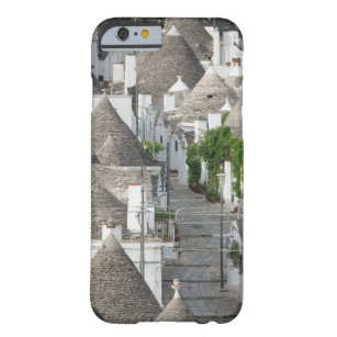 Coque Barely There iPhone 6 Rue avec des maisons de trulli dans Alberobello,
