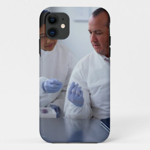 Coque Case-Mate Pour iPhone Chimistes regardant une plaque en verre ensemble