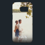 Coque Samsung Galaxy S7 Photo de coutume de monogramme de couples<br><div class="desc">Ajoutez votre photo préférée de fiançailles, en épousant l'image ou l'instantané dans ce cas chic avec vos initiales et date de mariage ou anniversaire dans le lettrage blanc classique d'empattement. Fait une belle manière de se rappeler votre fiançailles, mariage ou un moment spécial ! Le gradient facultatif au fond aide...</div>
