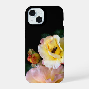 Coque iPhone 15 Abeille sur roses fleurs roses jaunes