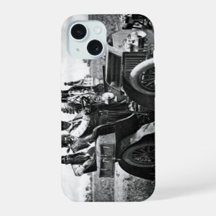 COQUE iPhone 15 APACHES ET GERONIMO CONDUISANT UNE VOITURE AUTOMOB