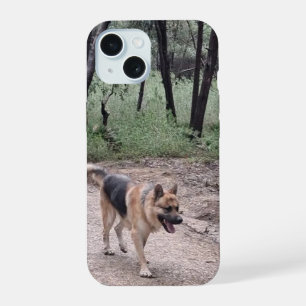 Coque iPhone 15 Berger Allemand sur un sentier forestier