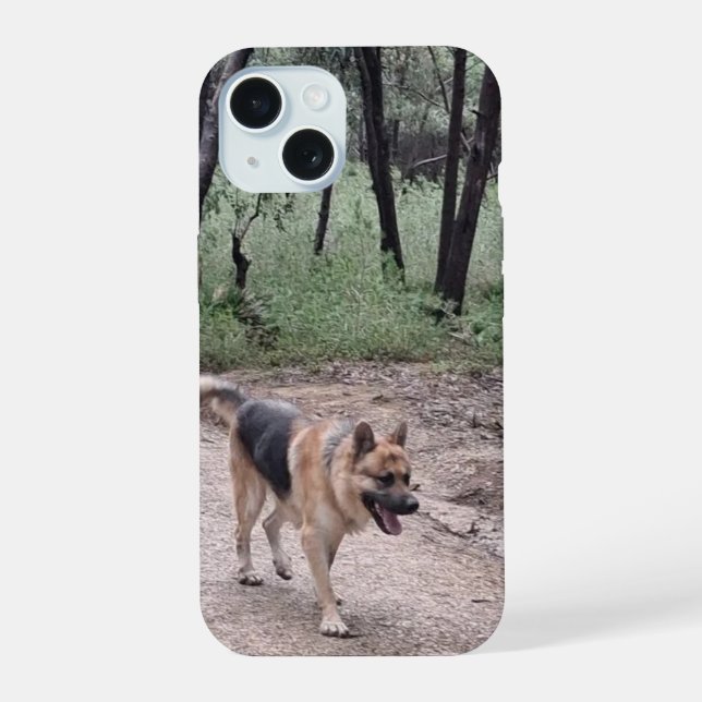 Coque iPhone 15 Berger Allemand sur un sentier forestier (Verso)