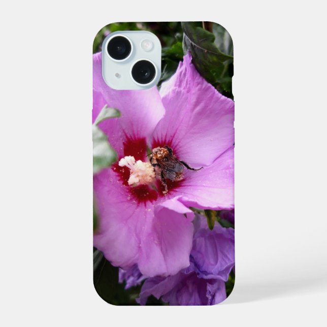 Coque iPhone 15 Bourdon sur fleur d'Hibiscus (Verso)