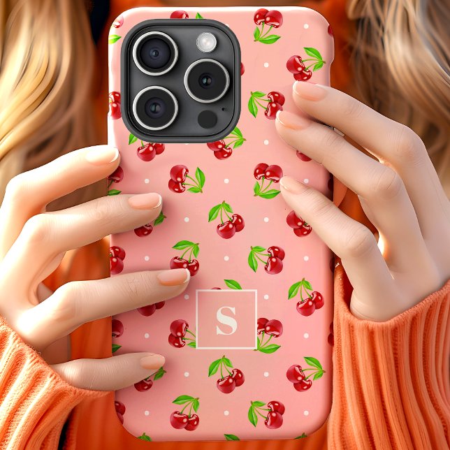 Coque iPhone 15 Cerises Jolies à Points sur Monogramme Rose (Créateur téléchargé)