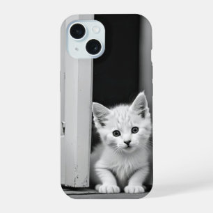 Coque iPhone 15 Chaton blanc dans l'encadrement de la porte