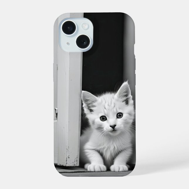 Coque iPhone 15 Chaton blanc dans l'encadrement de la porte (Verso)