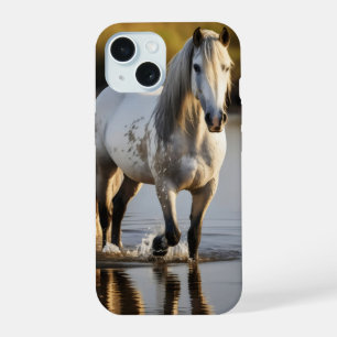 Coque iPhone 15 Cheval blanc dans le lac