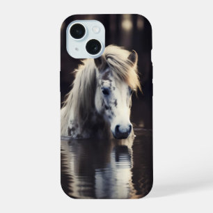 Coque iPhone 15 Cheval blanc dans le lac