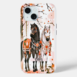 Coque iPhone 15 Chevaux dans une forêt rouge Nom personnalisé
