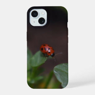 Coque iPhone 15 Coccinelle sur fleurs