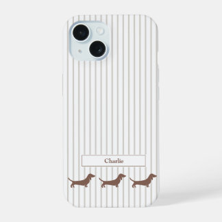 Coque iPhone 15 Dachshunds Marron sur Rayures Beige Nom Personnali