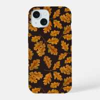 Feuilles de chêne automnal sur brun foncé