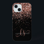 Coque iPhone 15 Glam Rose Gold Parties scintillant Élégant Monogra<br><div class="desc">Glam Rose Gold Parties scintillant coque iphone monogramme élégant. Personnalisez facilement ce design branché de boîtier de téléphone chic avec une élégante parties scintillant brillante d'or rose sur un arrière - plan noir. Le design comprend votre monogramme manuscrit avec de jolis tourbillons et nom.</div>