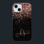 Coque iPhone 15 Glam Rose Gold Parties scintillant Élégant Monogra<br><div class="desc">Glam Rose Gold Parties scintillant coque iphone monogramme élégant. Personnalisez facilement ce design branché de boîtier de téléphone chic avec une élégante parties scintillant brillante d'or rose sur un arrière - plan noir. Le design comprend votre monogramme manuscrit avec de jolis tourbillons et nom.</div>