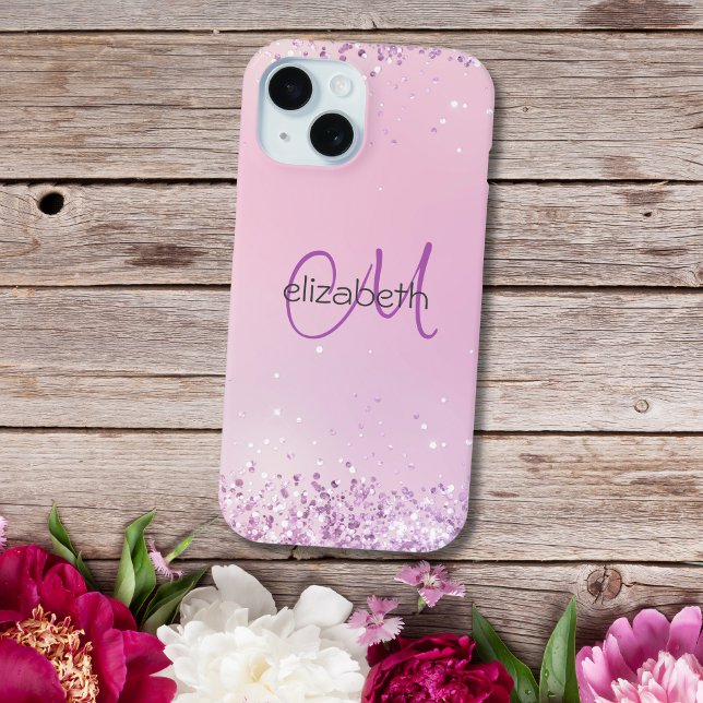 Coque iPhone 15 Initiales de nom en monogramme rose paillettes vio (Monogram name initial pink purple glitter iPhone case)