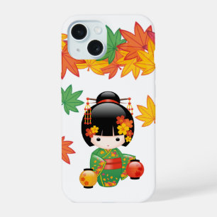 Coque iPhone 15 Kimono Vert Automnal Poupée Kokeshi Feuilles d'Éra