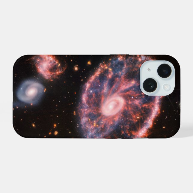 Coque iPhone 15 La Galaxie Cartwheel Et Ses Galaxies Compagnons. (Verso Horizontal)