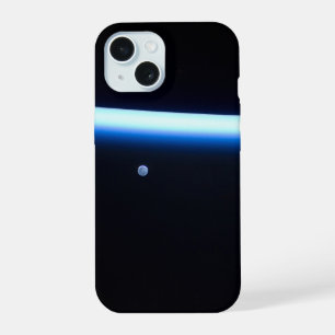 Coque iPhone 15 La mince ligne d'atmosphère de la Terre et une Lun