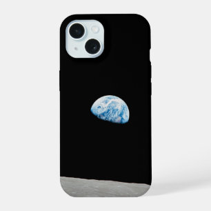 Coque iPhone 15 La Terre s'élevant au-dessus de l'horizon lunaire.