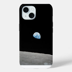 Coque iPhone 15 La Terre s'élevant au-dessus de l'horizon lunaire.