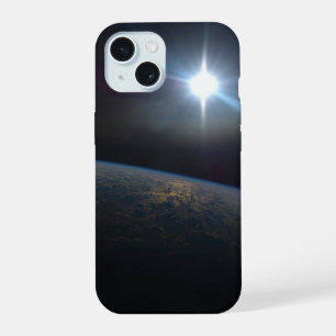 Coque iPhone 15 Le Soleil se couchant à l'horizon de la Terre.