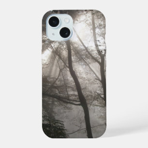 Coque iPhone 15 Lumière Solaire À Travers Les Arbres