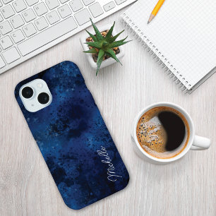 Coque iPhone 15 Monogramme aquarelle bleu minuit maussade