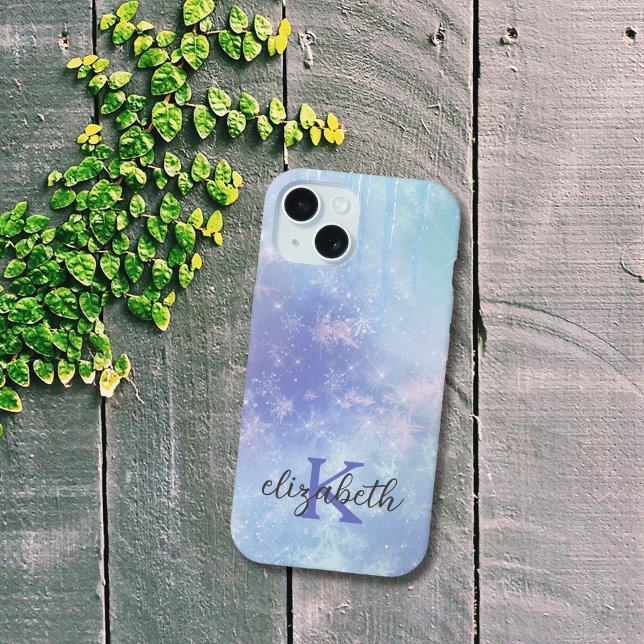 Coque iPhone 15 Monogramme Glaçons Flocons de neige Bleu Violet Te (Monogram Name Initials Blue Purple Snowflakes Icicles iPhone case)