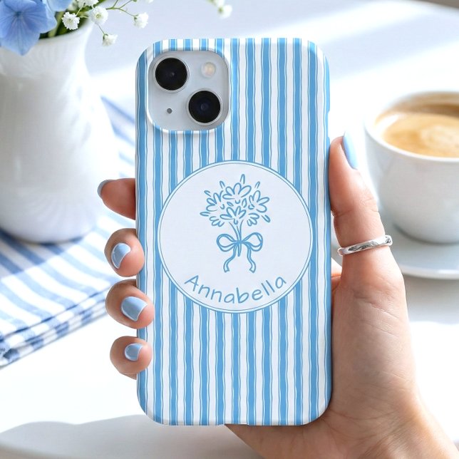 Coque iPhone 15 Monogramme Préppy Rayure Bleue Blanche Fantaisiste (Créateur téléchargé)